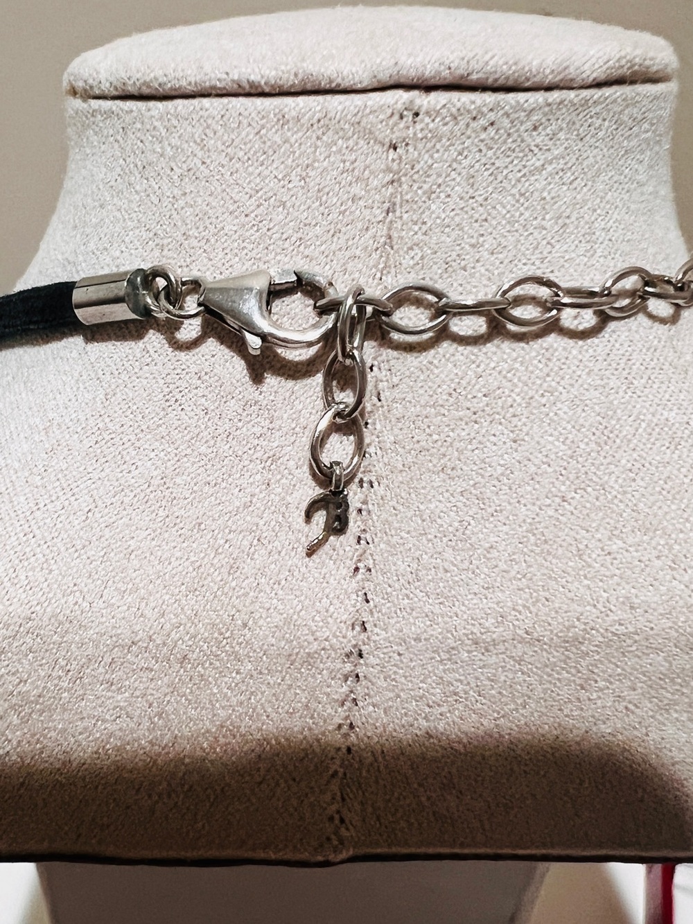 Authentic Baccarat green crystal Galet pebble pendant on a black cord - Picture 4 of 5
